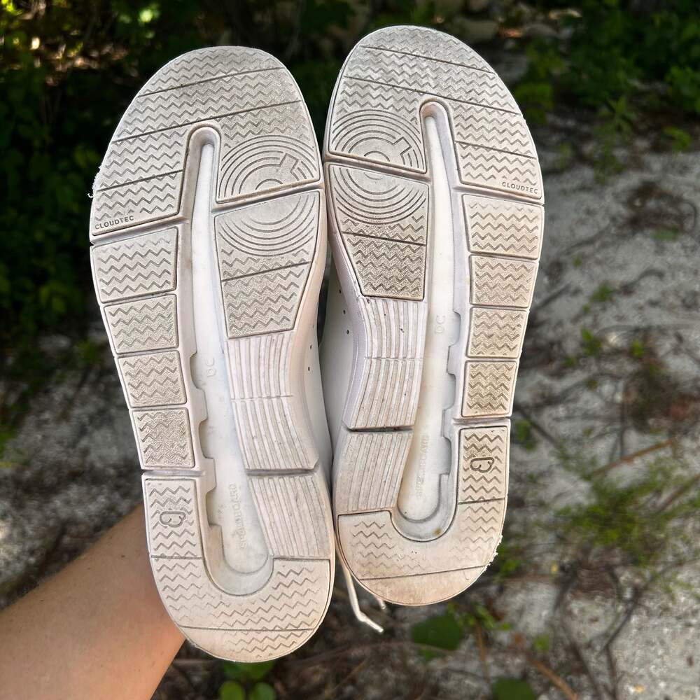 On Running The Roger Advantage White Sneakers